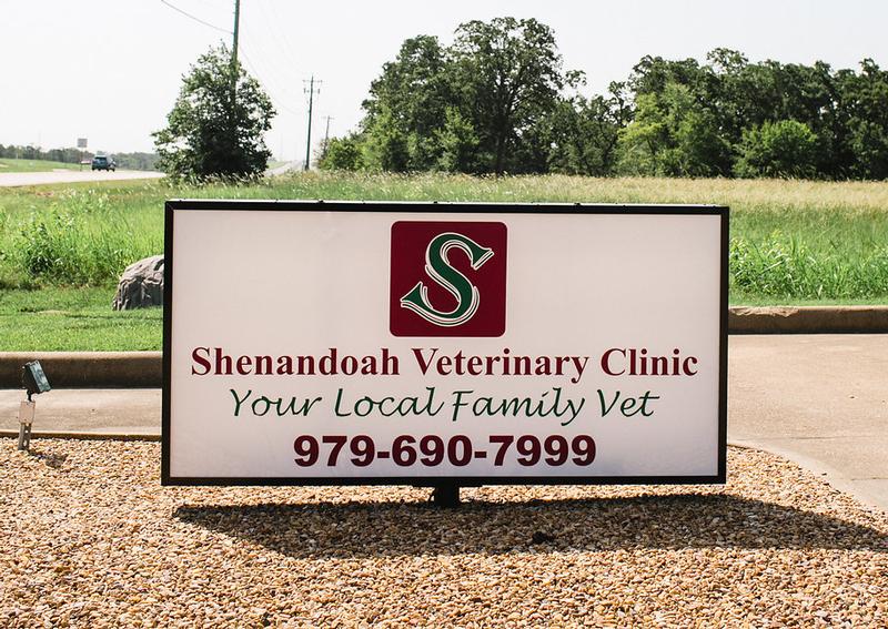 Carousel Slide 3: Shenandoah Veterinary Clinic Exterior Sign